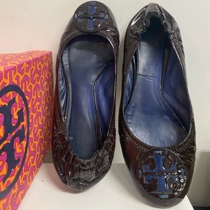 Rare and Vintage Womens Tory Burch Coconut Blue flats.